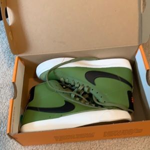 Nike Blazer Mid ‘77 (asparagus/bright crimson/lemon venom/black)